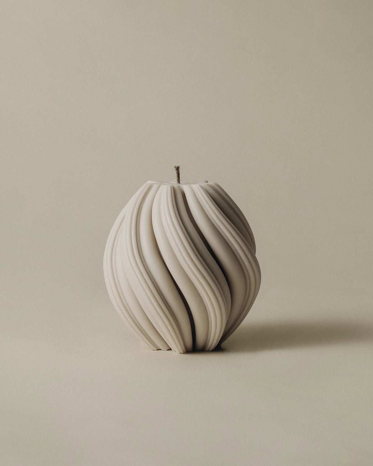Swirl Candle - Medium - Moon Gray